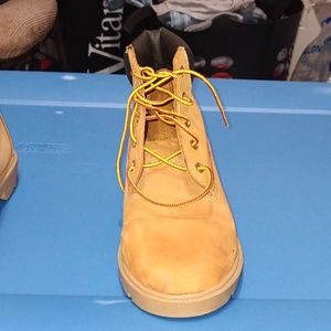 Brown timberland boots. Size 6 in men.